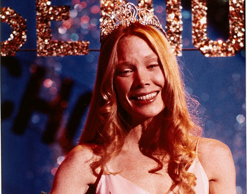 Carrie-A-Estranha-2
